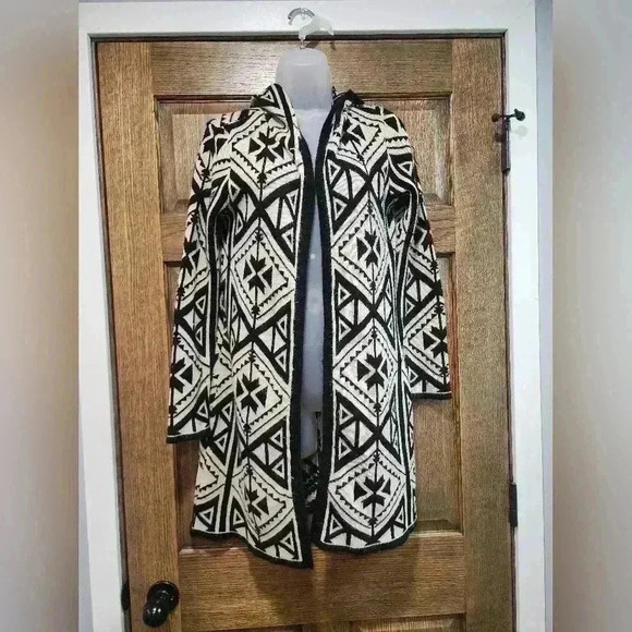 Maurices Sweaters - Maurices Black White Geometric Open-Front LS Hooded Cardigan - Women's Med